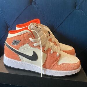 Air Jordan 1 Mid Se size 5.5y